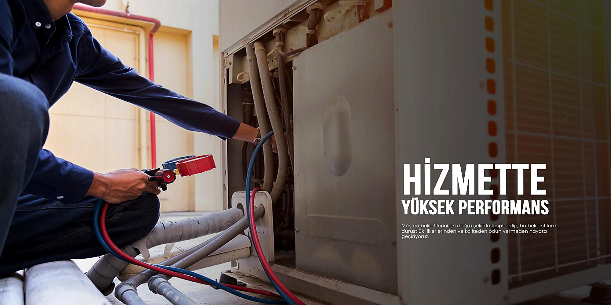 Teknisyen manometre setiyle dış ünitede gaz basıncını ölçüyor